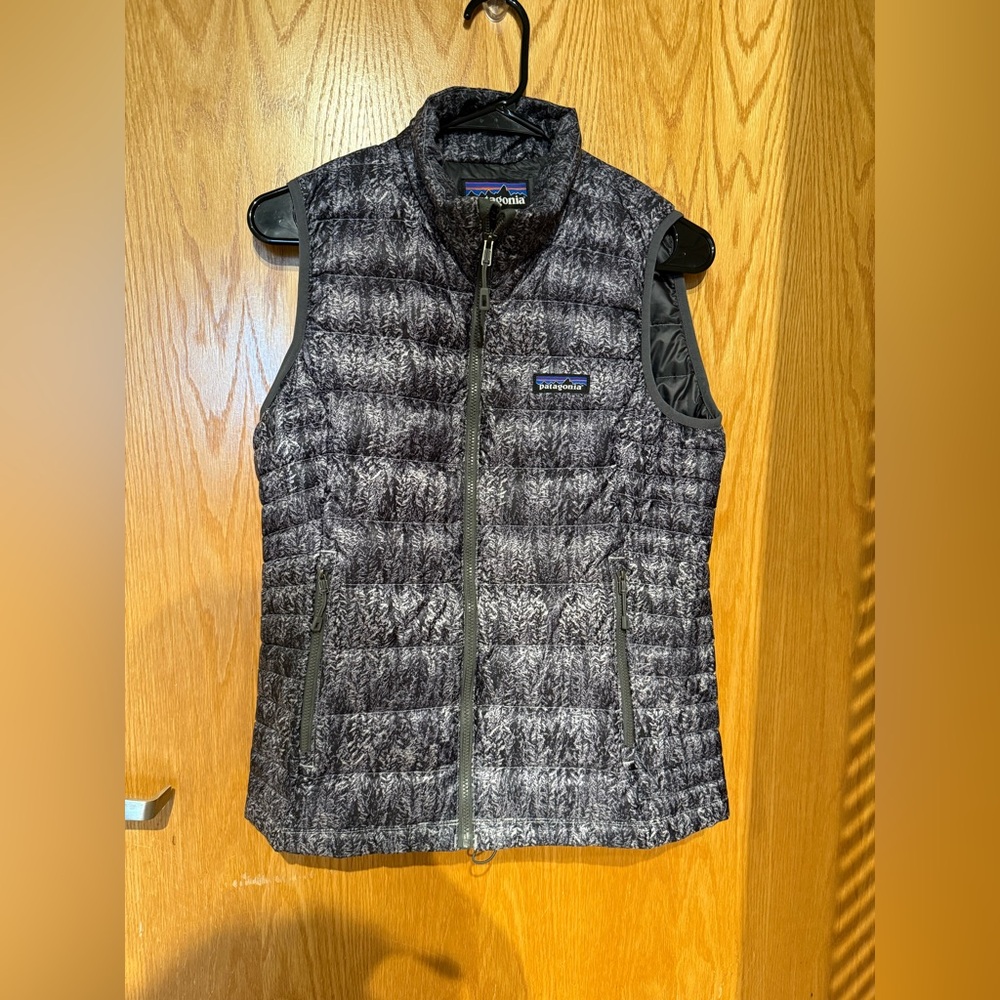 Like new! Size S Patagonia Gray Women’s Down Puffer Vest